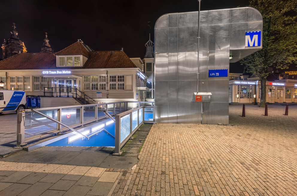 Lightronics PLUTEGO armaturen in het trappenhuis van een metrostation in Amsterdam