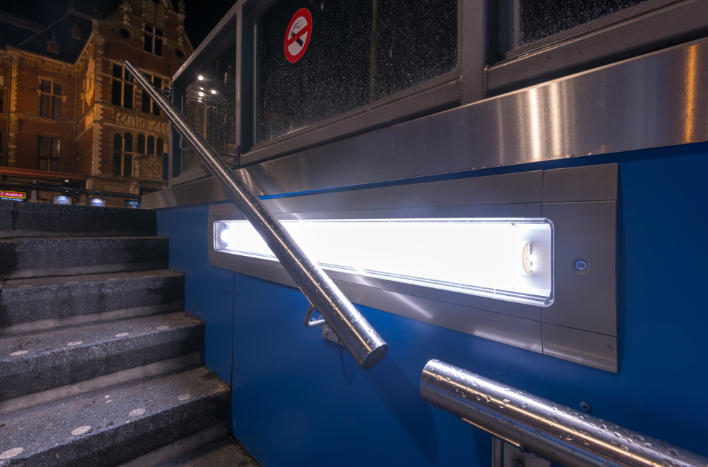 Lightronics PLUTEGO armaturen in het trappenhuis van een metrostation in Amsterdam