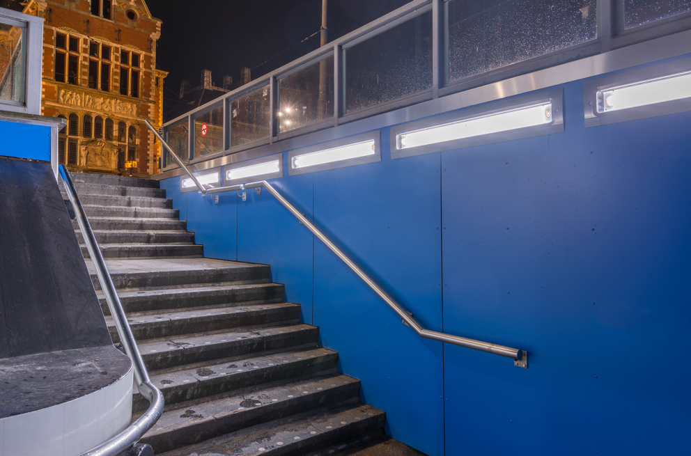 Lightronics PLUTEGO armaturen in het trappenhuis van een metrostation in Amsterdam