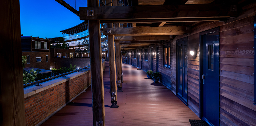 Lightronics DOTT armaturen in de galarij van appartementencomplex Hoge Rij in Deventer Lightronics DOTT armaturen in de galarij van appartementencomplex Hoge Rij in Deventer