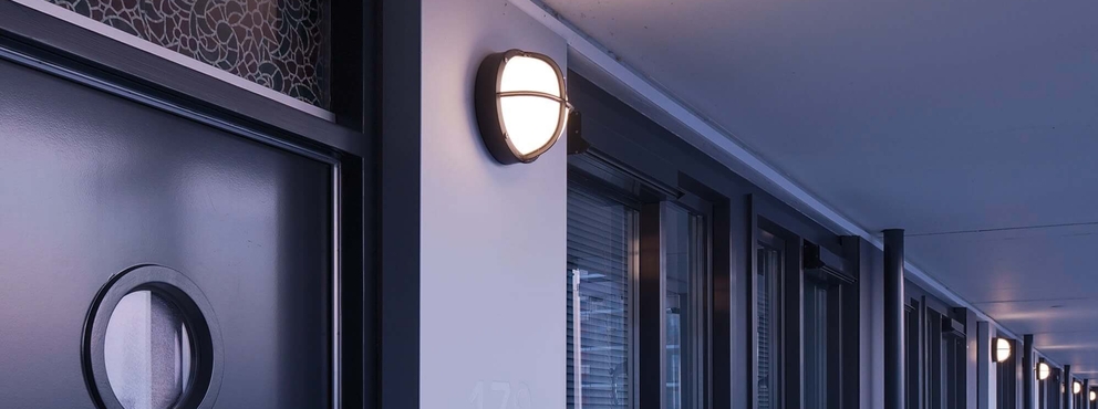 Lightronics GPA armatuur bij de voordeur van een woning in een appartementencomplex