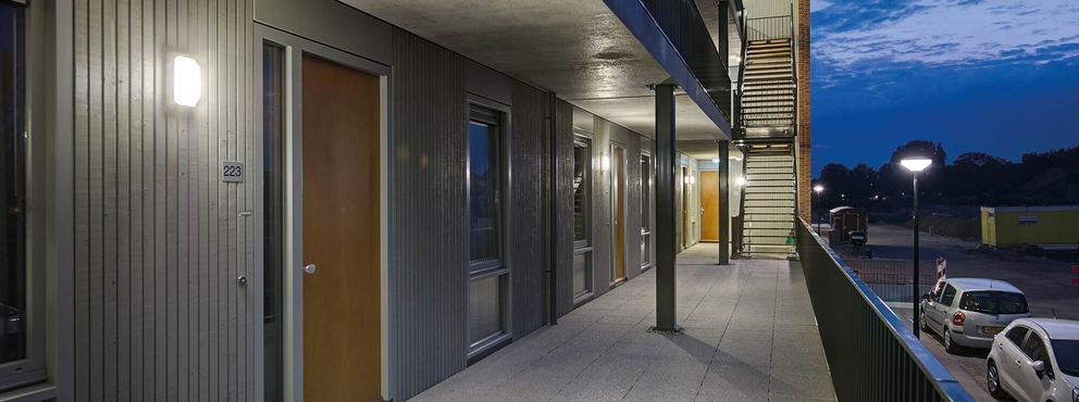 Lightronics TPS armatuur in de galerij van een appartementencomplex